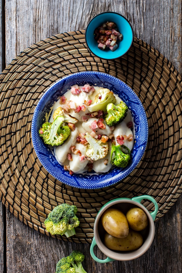 Fiskeboller i hvit saus med ovnsbakt blomkål, brokkoli og bacon