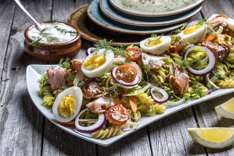 Pastasalat med varmrøkt laks, sukkererter og egg