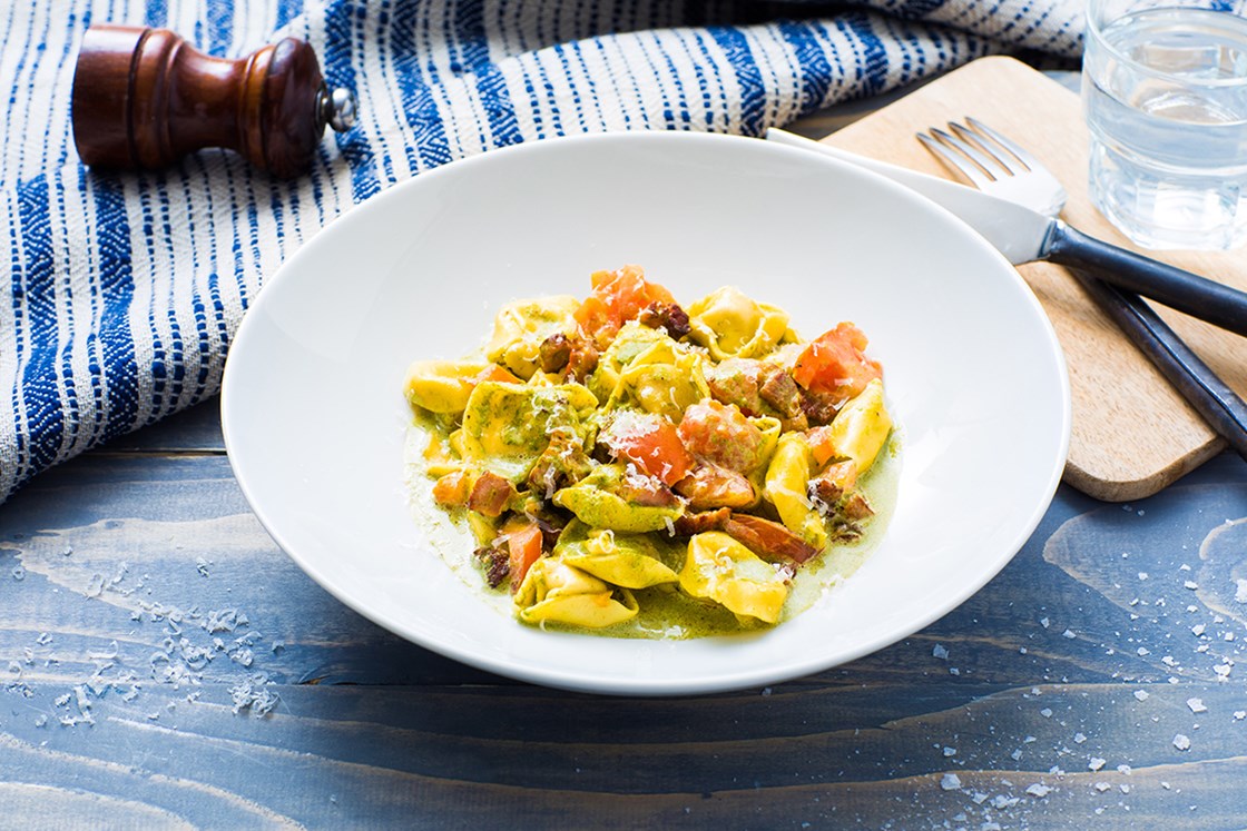 Tortelini i spinatsaus med bacon og tomater