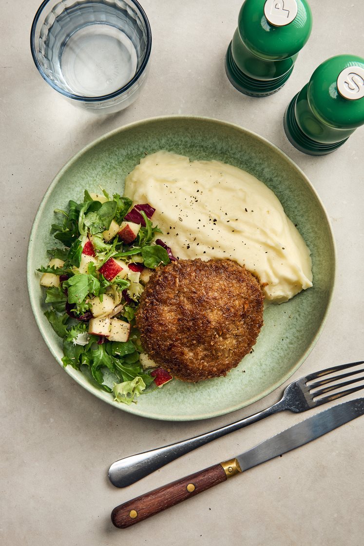 Fläskwallenbergare med potatispuré och äppelsallad