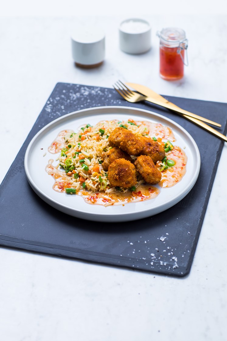 Kyllingnuggets med eggestekt ris og grønnsaker servert med søt chilisaus  