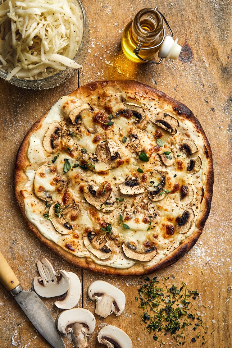 Pizza ai funghi - svamppizza med mozzarella, timjan och tryffelolja