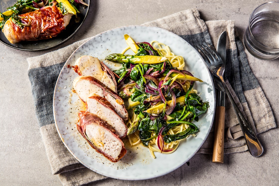 Kylling saltimbocca med pastasalat, asparges og sitron