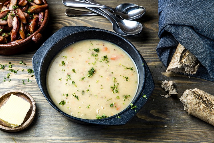 Ertesuppe med middagspølser