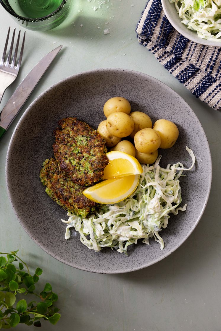 Broccolideller med quinoa og spidskålssalat