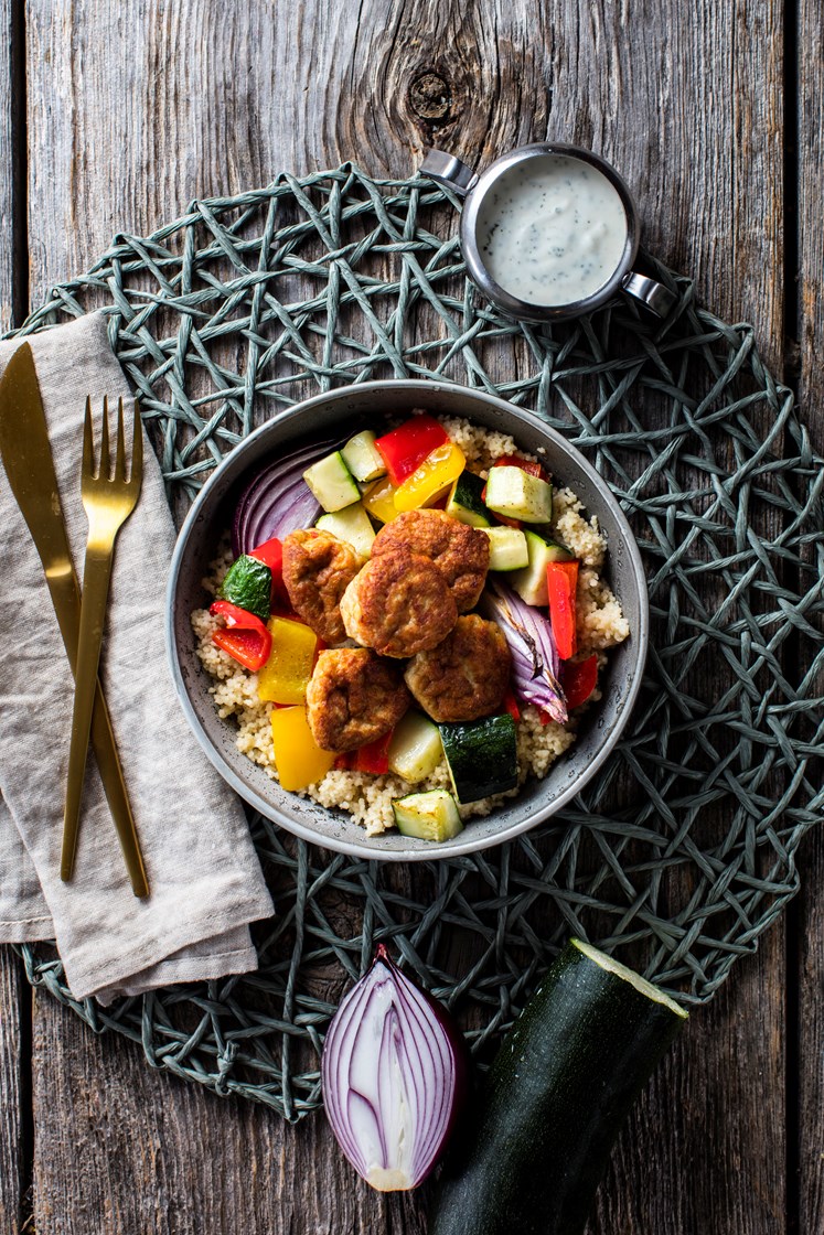 Kyllingfrikadeller med bakt squash, paprika og løk med tzatziki og couscous
