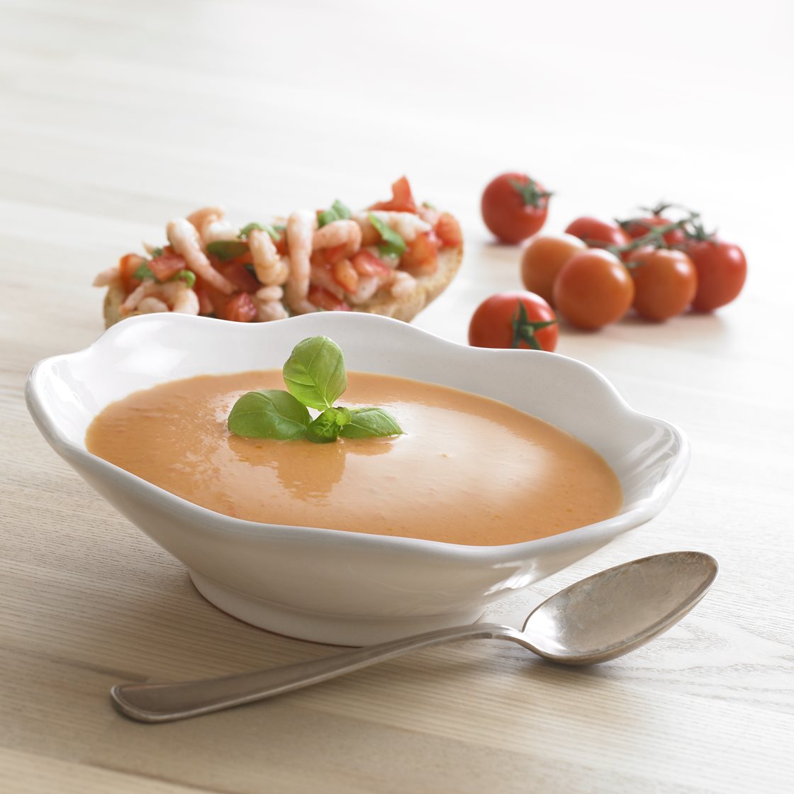 Cremet tomatsuppe med rejebrød