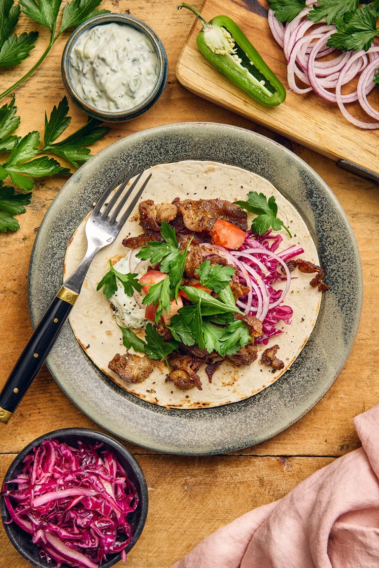 Svinekebab i tortillas med jalapeñotzatziki, syltet rødkål og tomat- og persillesalat