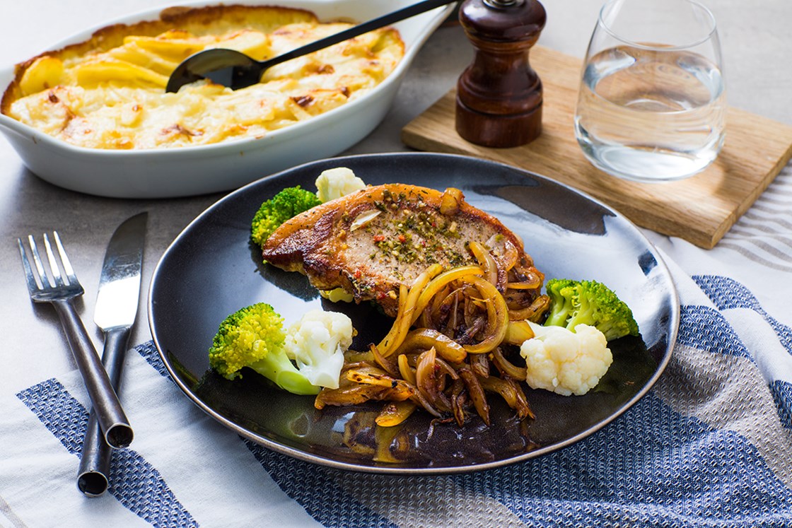 Bøkerøkte koteletter med fløtegratinerte poteter og grønnsaker