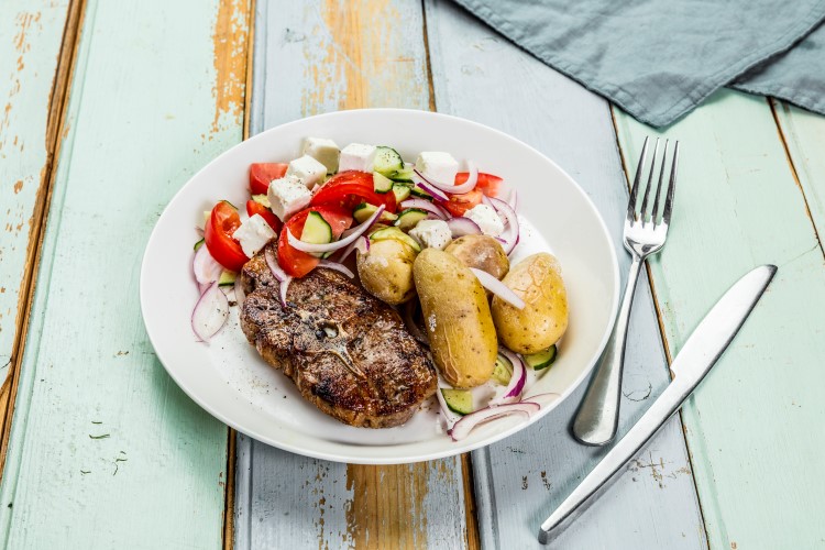 Lammekoteletter med gresk salat og bakt potet	