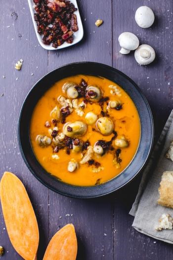Spicy søtpotetsuppe stekt sopp, bacon og rundstykker 