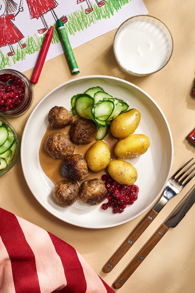 Klassiska köttbullar med gräddsås, pressgurka och rårörda lingon
