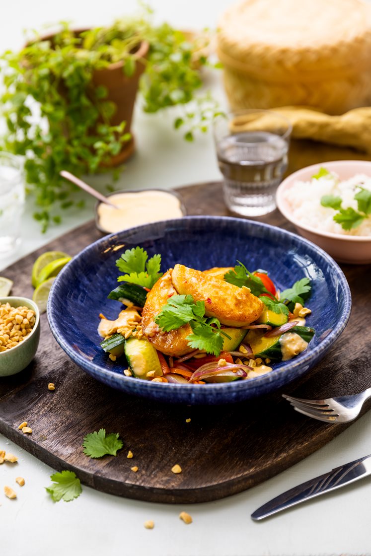 Fiskekaker med chili og ingefær, thaisalat, jasminris og sataydressing