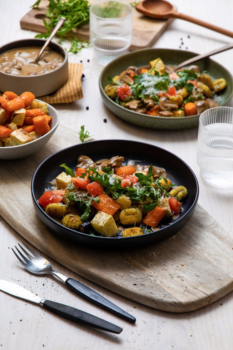 Sprøstekt gnocchi med ovnsbakte rotgrønnsaker og steinsoppsaus 