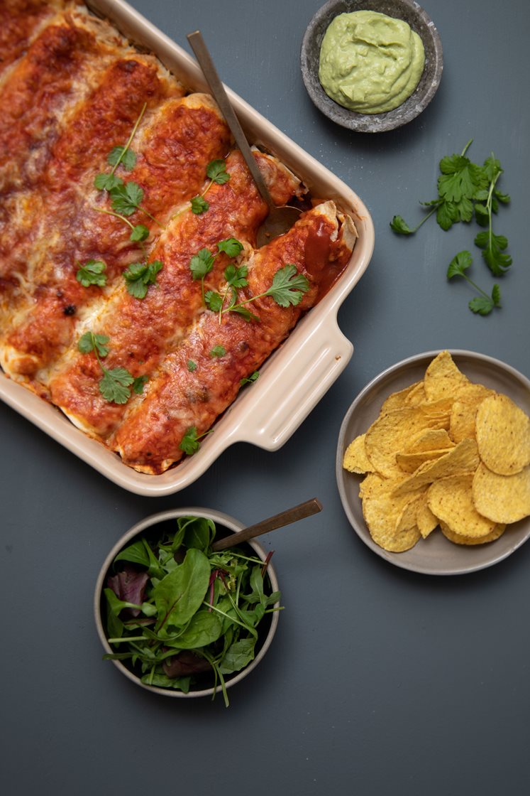 Enchiladas med kidneybønner, koriander og nachos