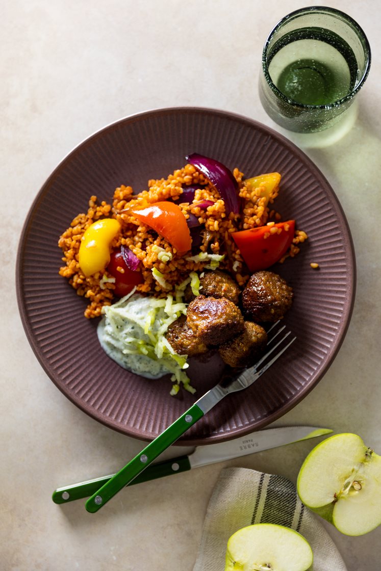 Kjøttboller med grønnsaker, servert med tomatbulgur og epletzatziki