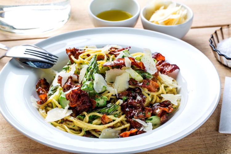 Pasta med asparges og bacon 