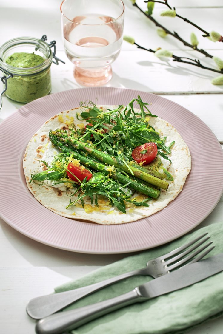 Wraps med ricotta, grön sparris och ruccolapesto