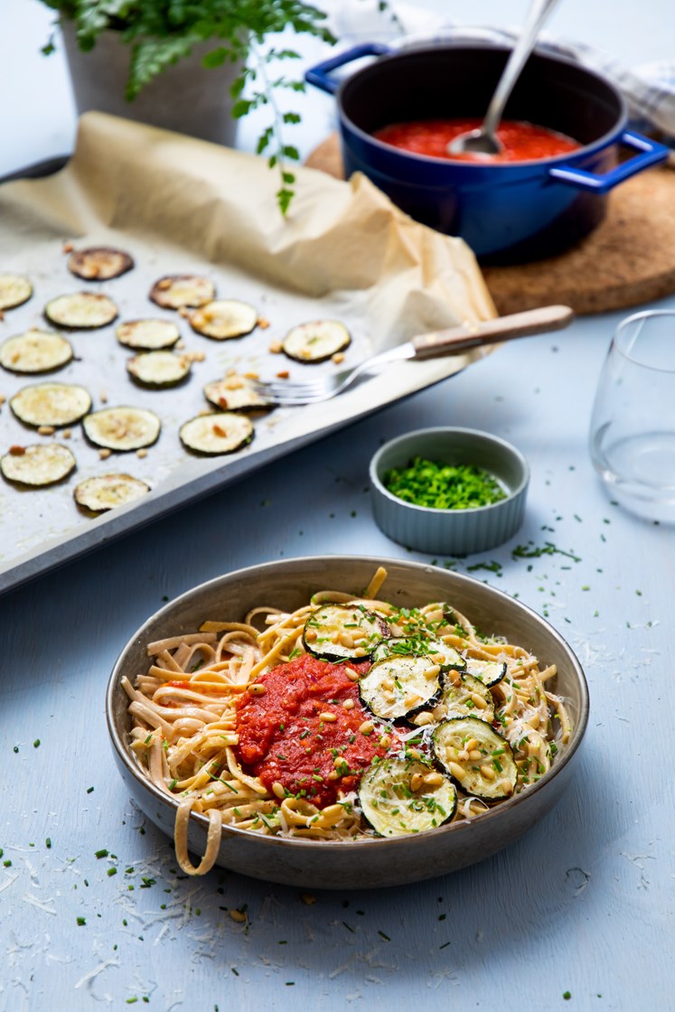 Kremet linguine med spicy arrabiatasaus, squash og pinjekjerner