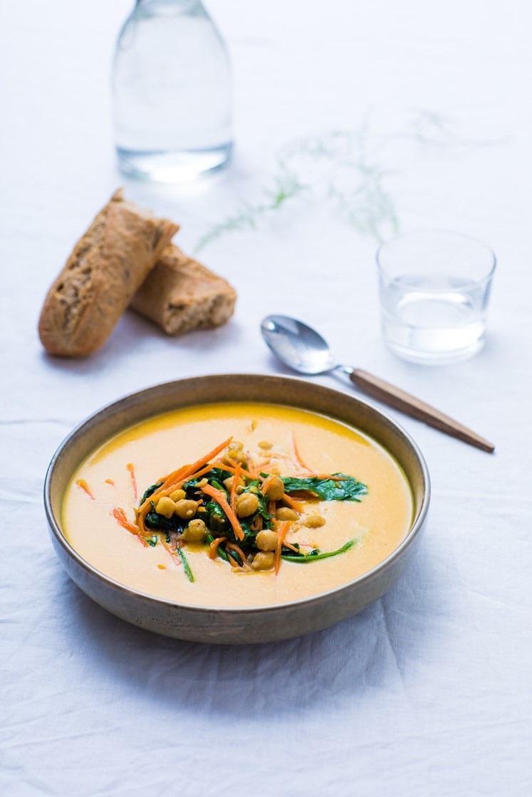 Indisk kyllingsuppe med krydderstekte kikerter, spinat og gulrøtter servert med bagetter og koriander