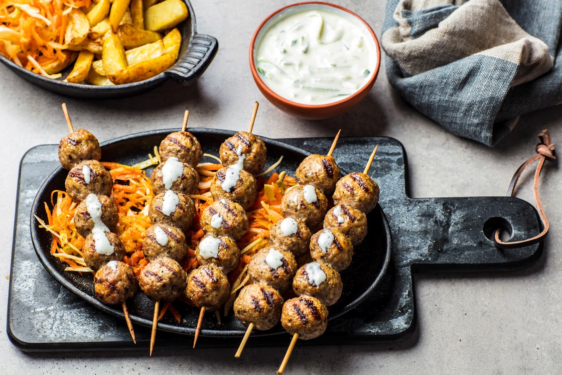Kjøttboller på grillspyd med hvitløksdressing og råkostsalat 