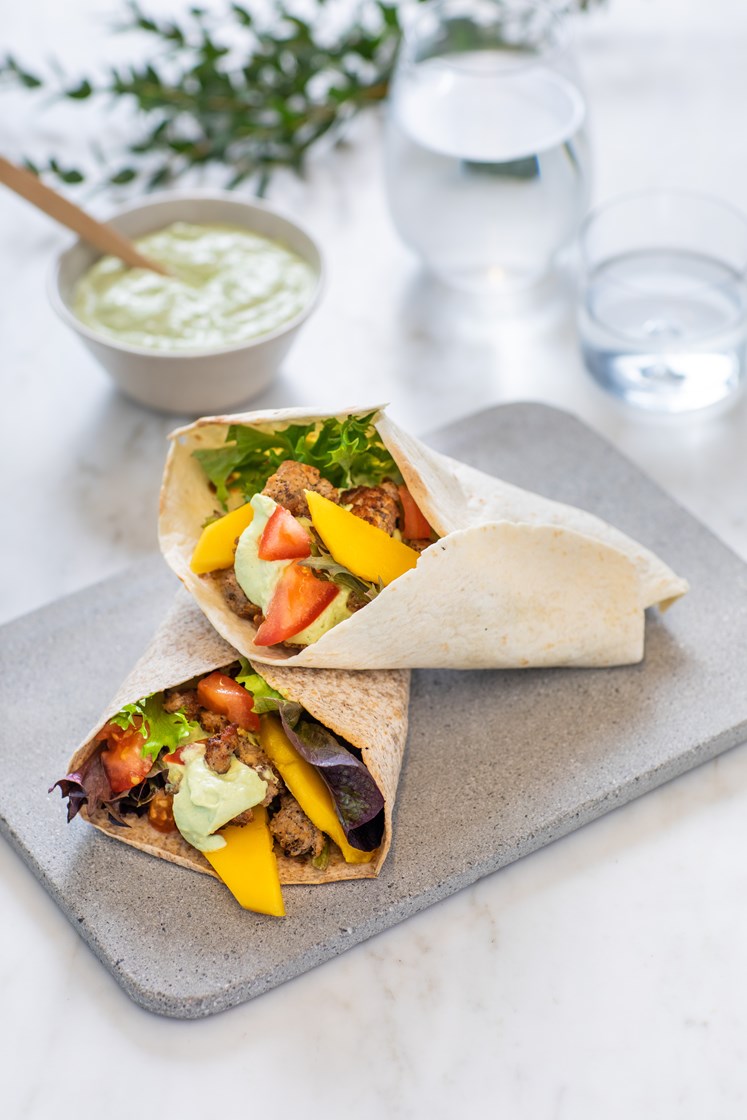 Wraps med salsicciakrydret kjøttdeig, mango og frisk avokadodressing