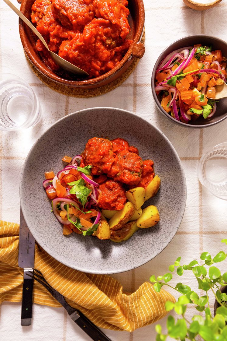 Tyrkisk køfte i fyldig tomatsaus med ovnsbakte poteter og tomat- og løksalat