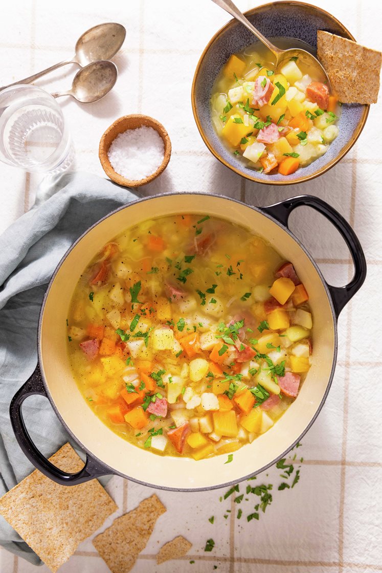 Grønnsakssuppe med vossakorv, rotgrønnsaker og flatbrød