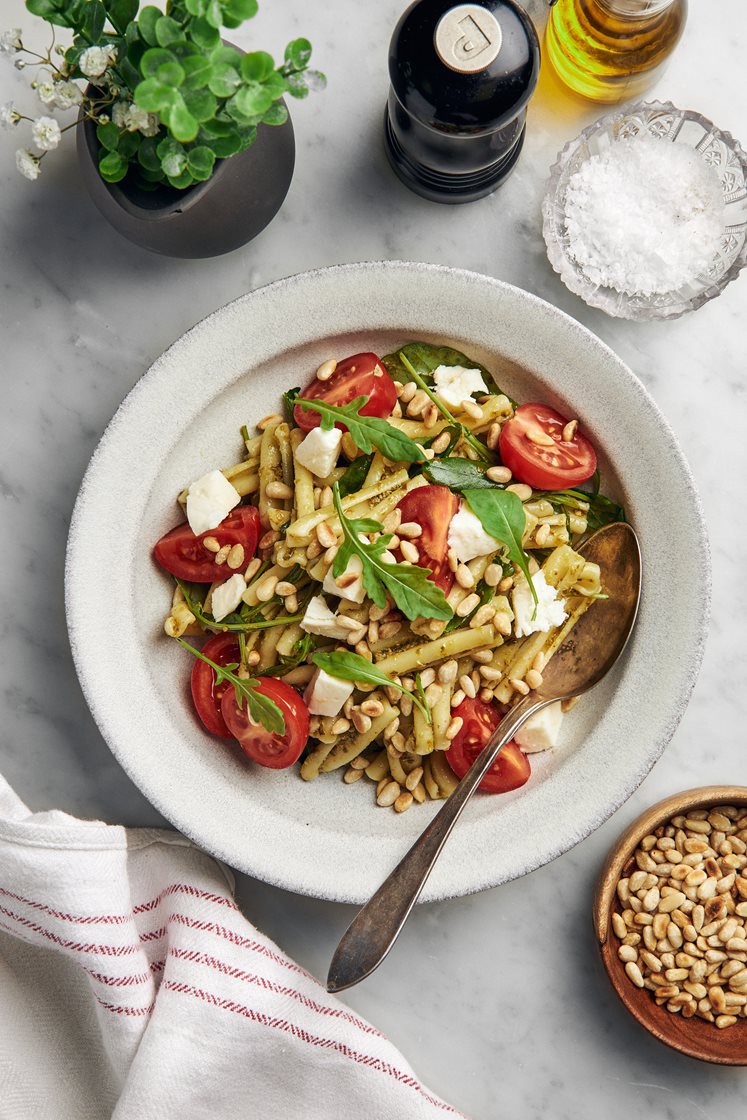 Pasta pesto med tomat, mozzarella och pinjenötter