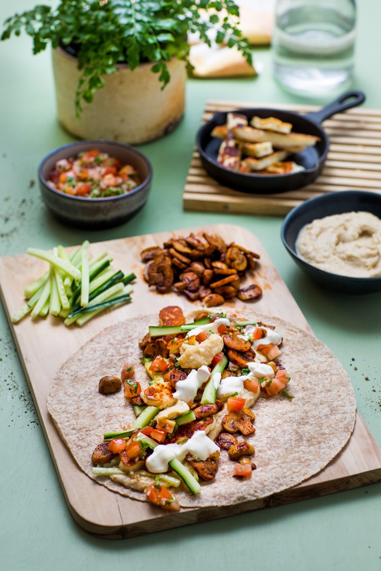 Tortillas med crispy halloumi, bønnekrem, sopp og salsa