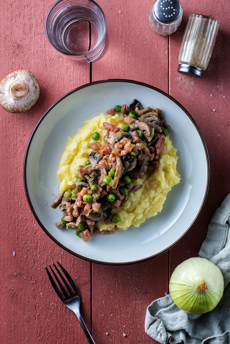 Potetmos med stekte svinestrimler, bacon, erter og aromasopp