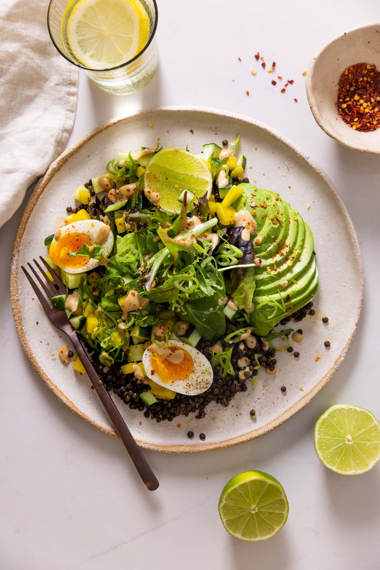 Linsesalat med avokado og mangosalsa, toppet med egg og mango- og currydressing