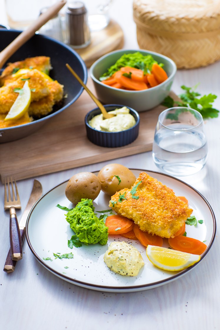 Sprøstekt lyrfilet med grønn ertepuré, remulade og sitron
