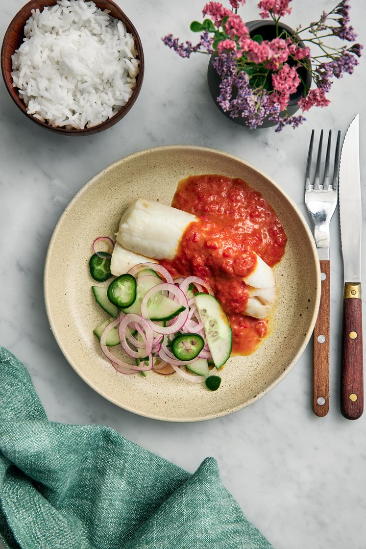 Ugnsbakad torsk med indisk sås och gurka- och jalapeñosallad