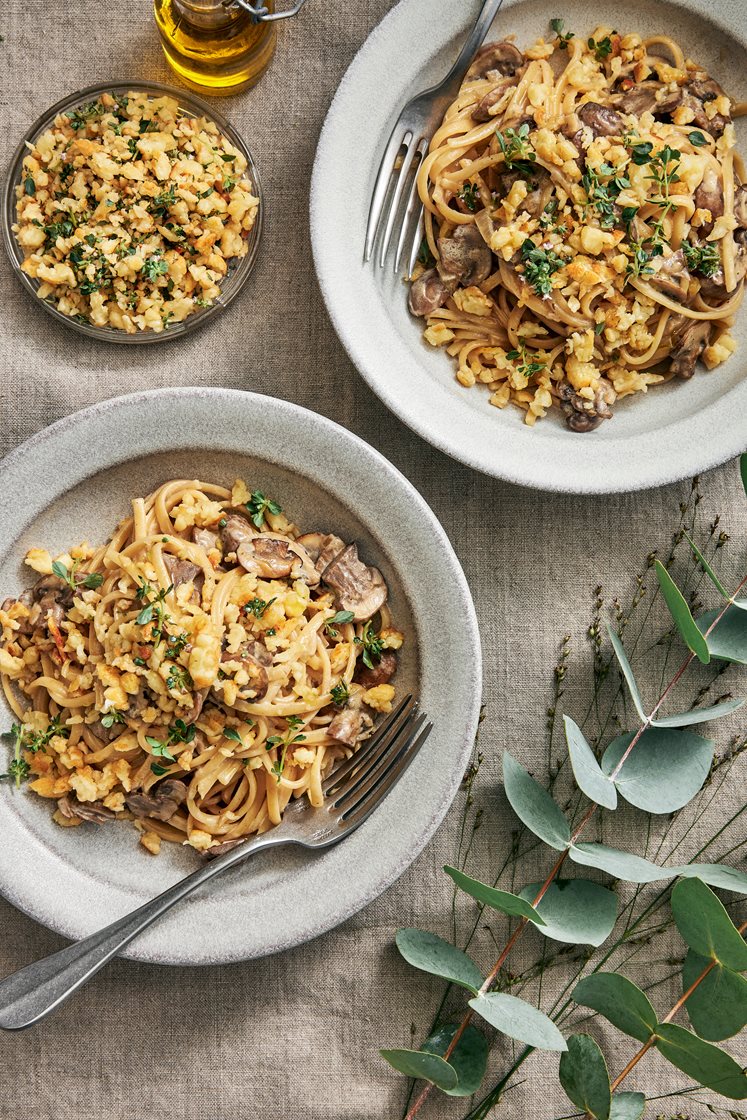 Krämig pasta med skogschampinjoner, halloumiströssel och färsk timjan