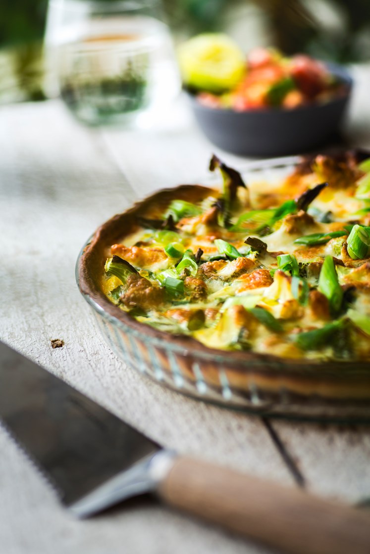 Brokkolipai med vårløk og fersk mozzarella servert med avokado- og tomatsalat