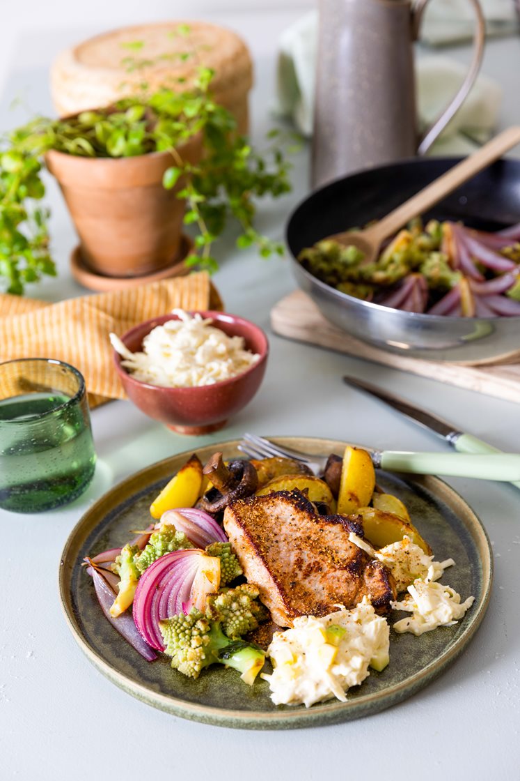 Krydret svinekam med ovnsbakte poteter og sopp, stekt romanesco og selleriremulade