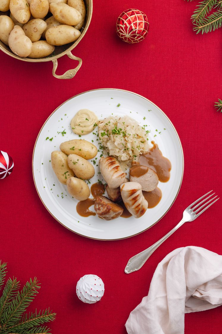 Medistertallerken med surkål og sennep