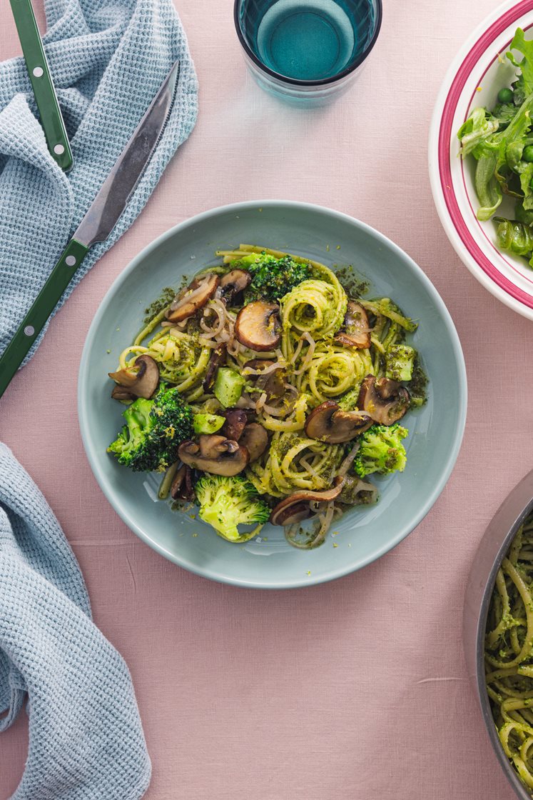Linguine med pannestekt sopp, kjernepesto og grønn salat med erter