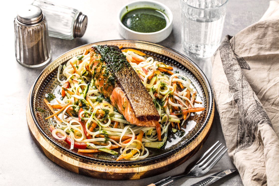 Krydderstekt laks med asiatisk nudelsalat og korianderolje 