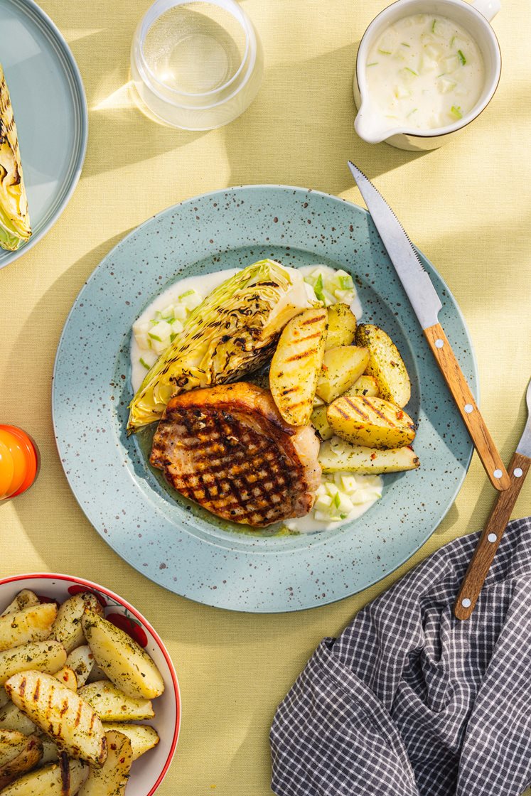 Grillet røkt svinekam med honning og sitrus, urtepoteter, spisskål og eplesmørsaus