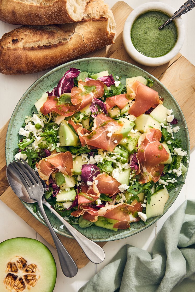 Sommarsallad med melon, prosciutto, fetaost och surdegsbröd