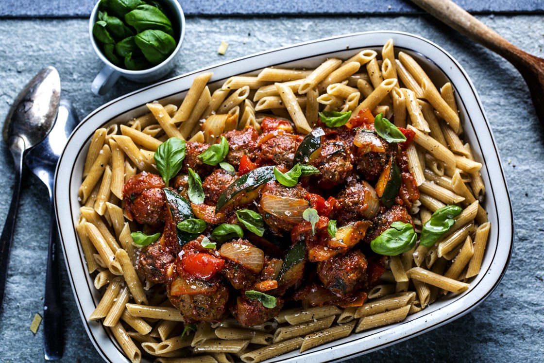 Kyllingkjøttboller i tomatsaus med spinat og pasta
