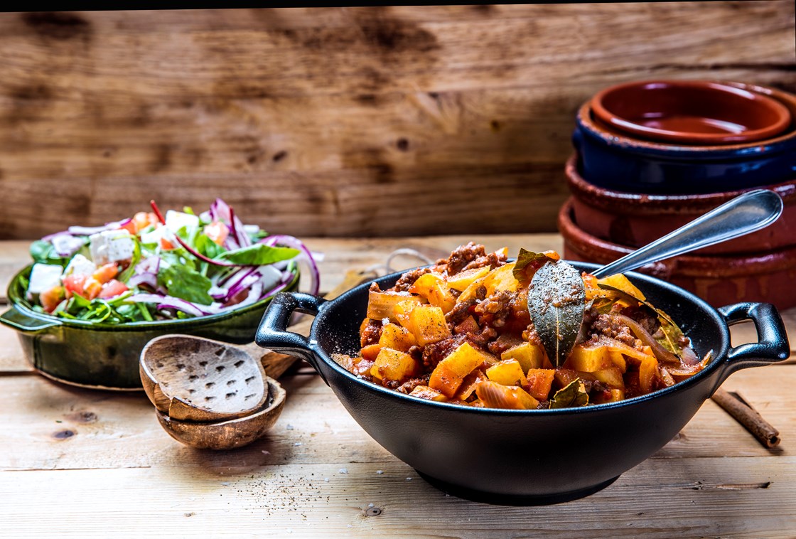 Gresk stifado med poteter og salat med fetaost og tomater