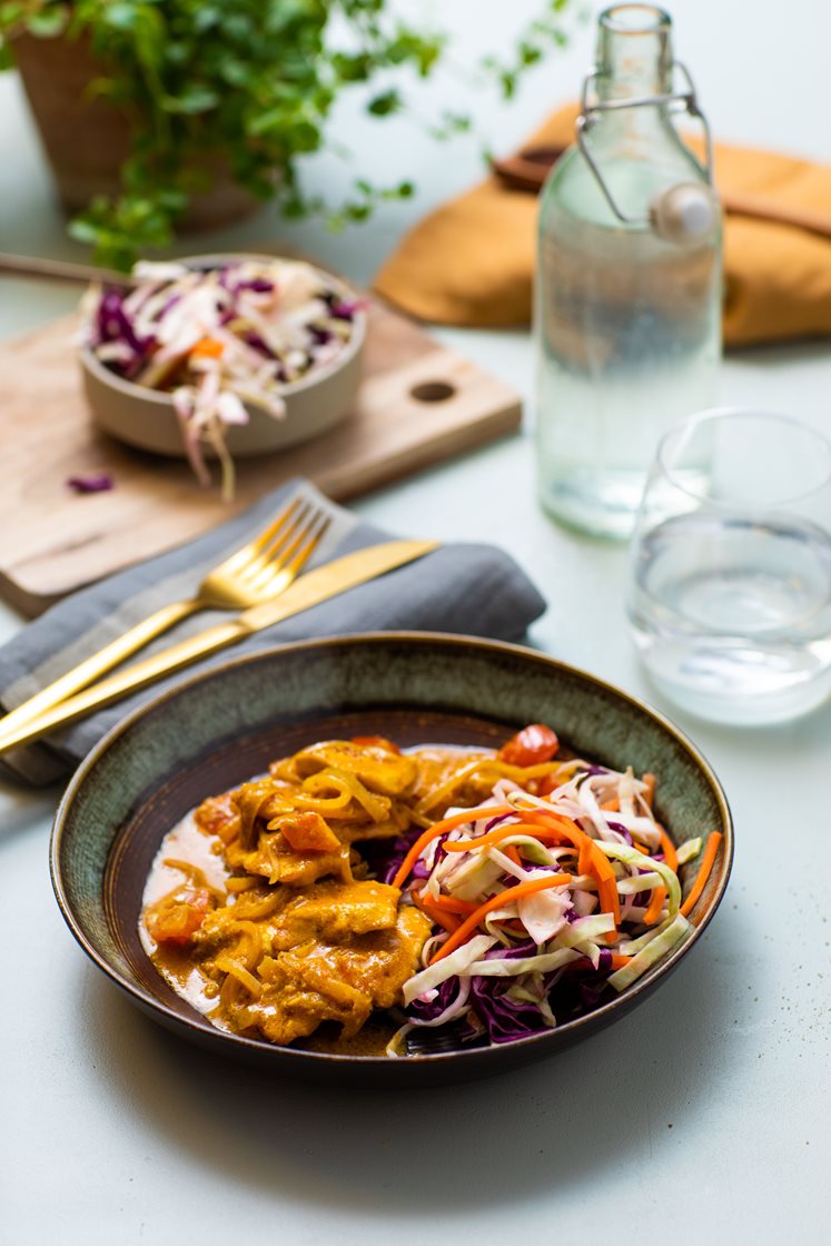 Kokoskremet kylling korma med syrlig salat 