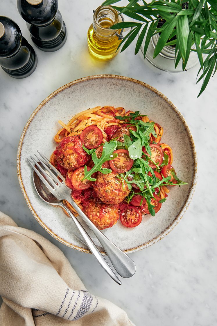 Örtkryddade köttbullar i tomatsås med linguine och ruccola.