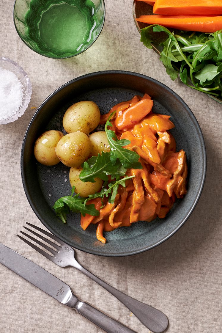 Fläskstroganoff med morot, kokt potatis och ruccola