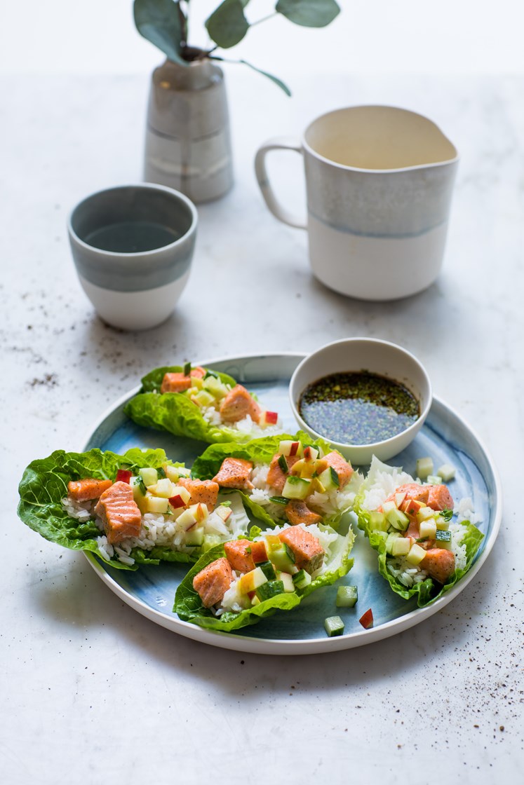 Ovnsbakt laks i hjertesalat med ponzusaus, agurk- og eplesalat og jasminris