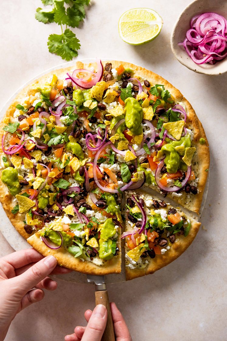 Hvit vegetar tex mex-pizza med skjørost, tortillakrønsj og råmarinert løk