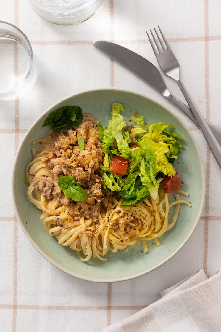 Pasta med cremet kyllingekød og salat